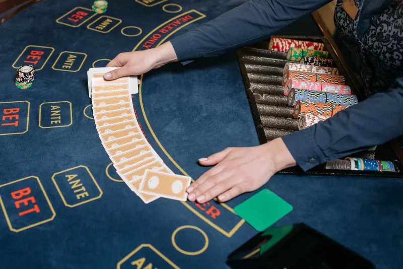 Felt vs. Screen: Which Blackjack Experience Actually Makes Sense for You in 2025?